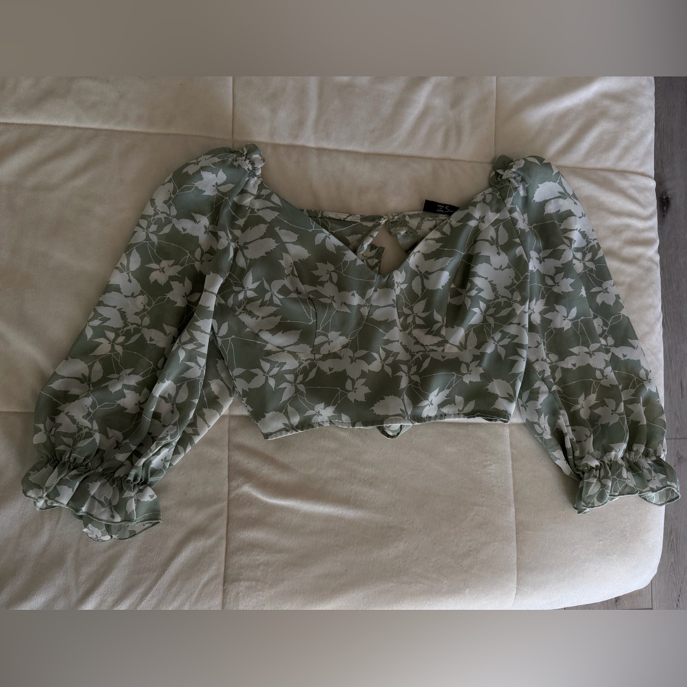 SHEIN Leafy Green and White Top
